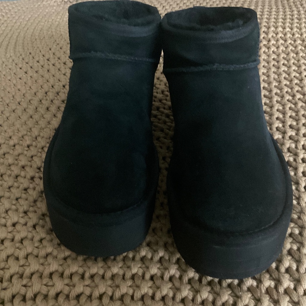 UGG - Picture 2 of 10